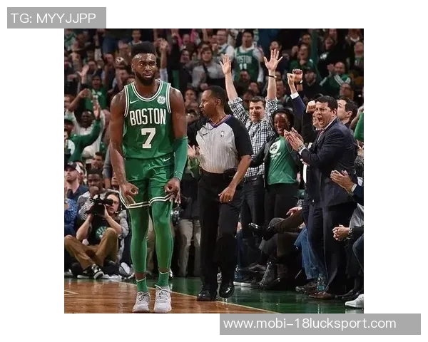 杰伦布朗高效表现20投12中砍下30分13篮板三分球命中率惊人